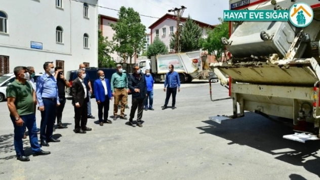 Galvanizli çöp konteynırları dezenfekte ediliyor