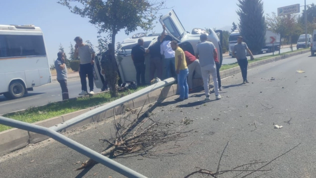 Yeşilyurt'ta kamyonet devrildi: 1 yaralı