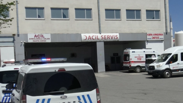 Yeşilyurt'ta Motosiklet ile Otomobil Çarpıştı: 1 Yaralı