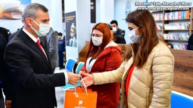 Yeşilyurt'ta öğrencilere deneme seti hediyesi