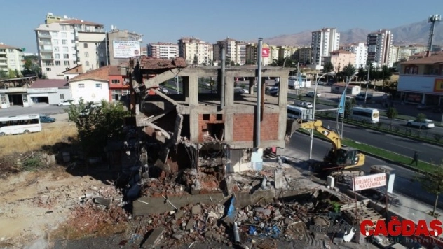 Yeşilyurt'ta riskli binalar yıkılıyor