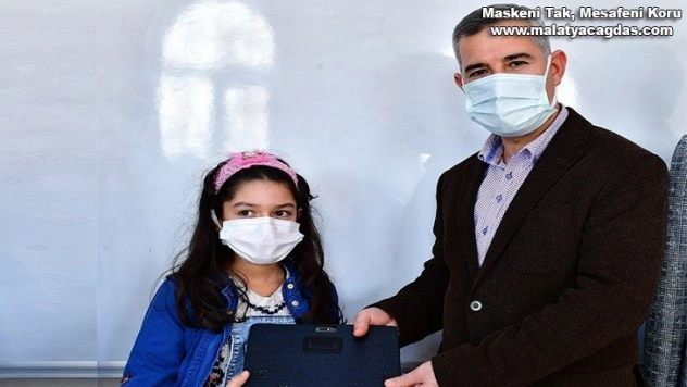 Yeşilyurt'ta tabletler törenle hediye edildi