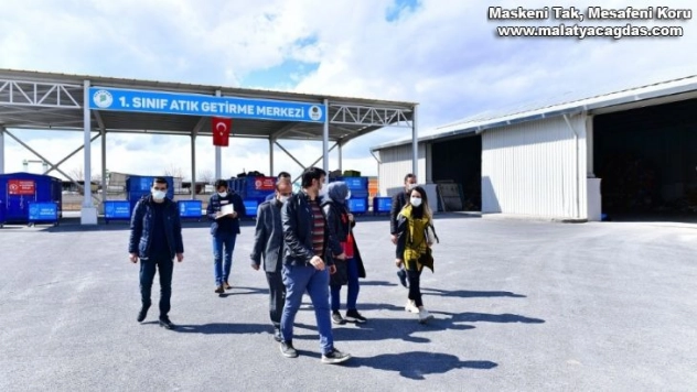 Yeşilyurt'taki atık toplama ve ayırma tesisi örnek oluyor