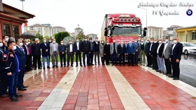 İzmir'e 10 ton gıda ve 500 battaniye desteği