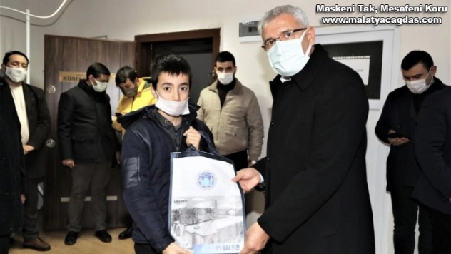 Yetim çocuklara tablet hediyesi