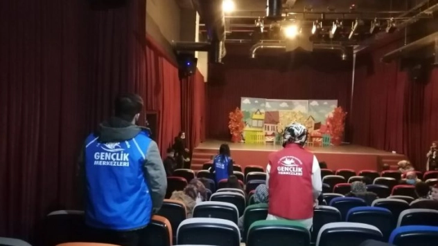 Yetim çocukları 'masallar ülkesi'ne götürdüler