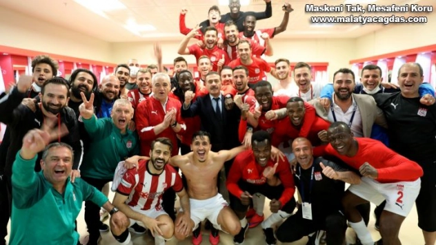 Yiğidolar'dan galibiyet pozu