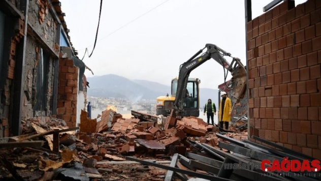 Yıkım için kepçeyi kuş gibi uçurdular