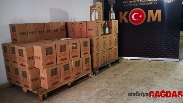 Yılbaşında piyasa sürülmek istenen 726 şişe kaçak içki ele geçirildi