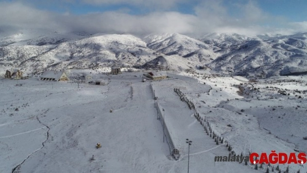 Yıldız Dağı kayak merkezi beyaza büründü