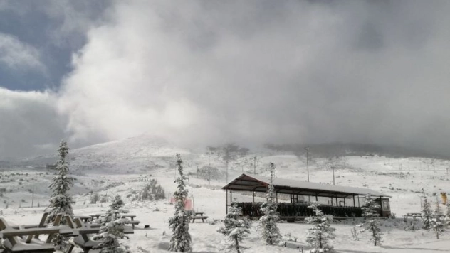 Yıldız Dağı Kayak Merkezi'nde kar kalınlığı 10 santimetreyi geçti