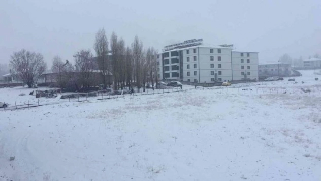 Yılın 5 ayını kar altında geçiren Karlıova beyaza büründü