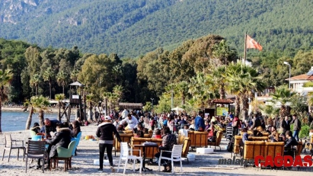 Yılın ilk tatilini sahil kenarında geçirdiler