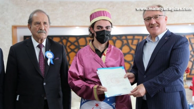 Yılın kalfası ve çırağı kaftanını giydi