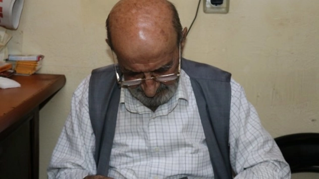 Yıpranan kumaşları 60 yıldır örgü tekniği ile dikiyor