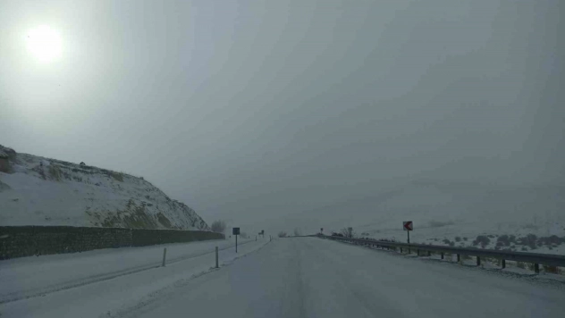 Yoğun kar ilçeyi esir aldı, Kayseri-Malatya yolu trafiğe kapatıldı