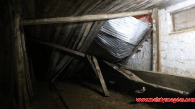 Yoğun kar yağışı nedeniyle ahırın çatısı çöktü