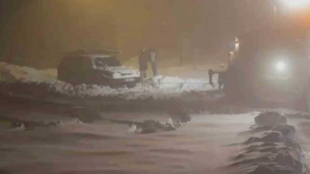 Yoğun kar yolu kapattı, ekipler mahsur kalan araca ulaştı