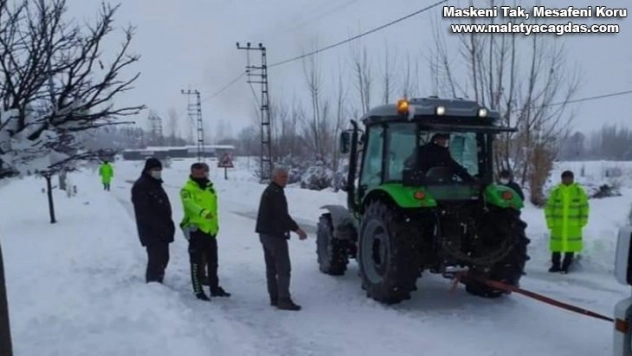 Yoğun kardan araçlar yolda kaldı