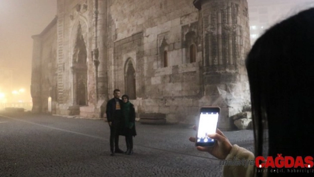 Yoğun sis kartpostallık görüntüler oluşturdu