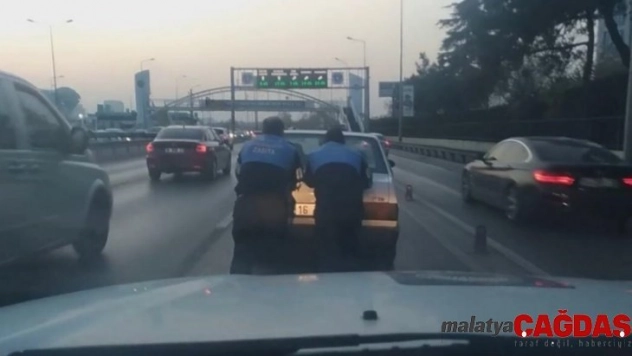 Yoğun trafikte yolda kalan otomobili zabıtalar kurtardı