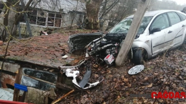 Yoğun yağışta faciadan dönüldü, ağaca çarparak durabildi: 1 yaralı
