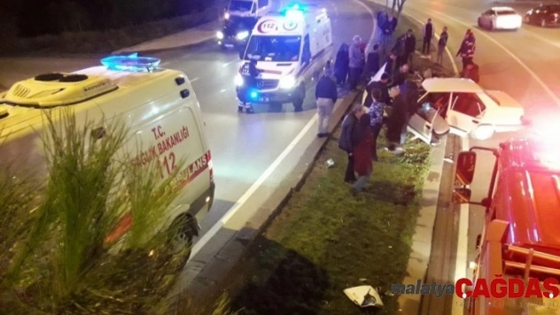 Yol ortasındaki refüje giren otomobilde 1 kişi yaralandı