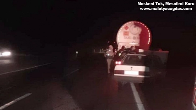 Yola çıkan başıboş eşek kazaya neden oldu: 2 yaralı