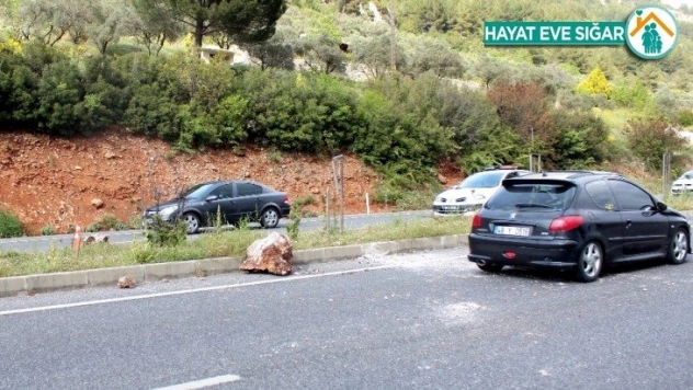 Yola düşen kaya parçasından şans eseri kurtuldular