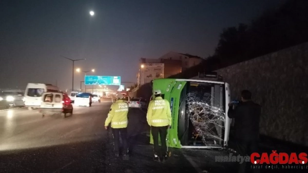 Yolcu midibüsü devrildi: 1 yaralı