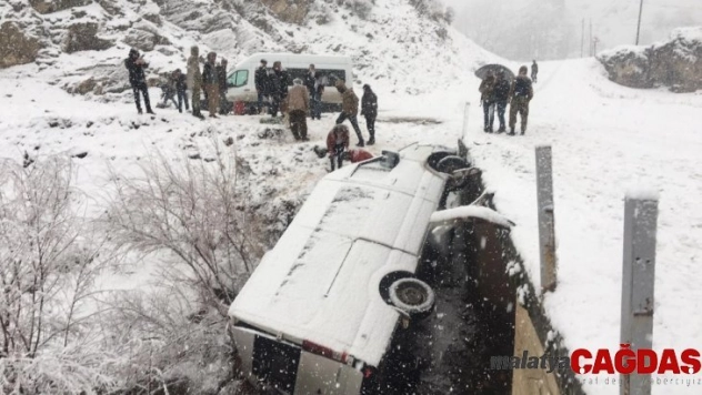 Yolcu minibüsü şarampole yuvarlandı: 5 yaralı