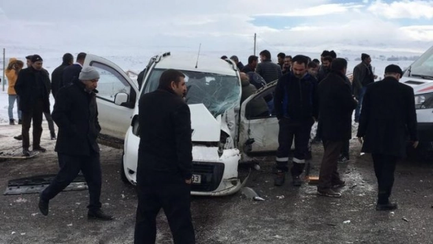 Yolcu otobüsü kamyonete çarptı: 3 yaralı