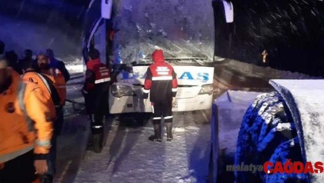 Yolcu otobüsü kar küreme aracıyla çarpıştı:1 ölü