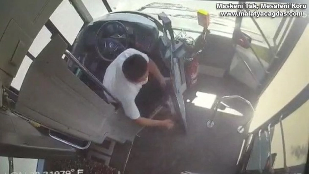 Yolcu otobüsünü sağa çekip yangına müdahale etti