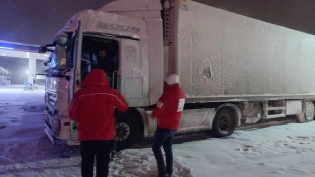 Yolda kalan sürücülere yiyecek ikramı