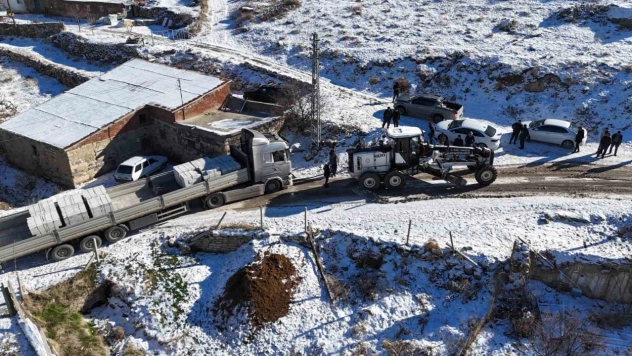 Yolda mahsur kalan tır, ekipler tarafından kurtarıldı