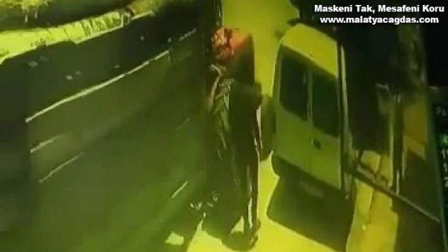 Yolda yürürken iki aracın arasına sıkıştı, ölümden döndü