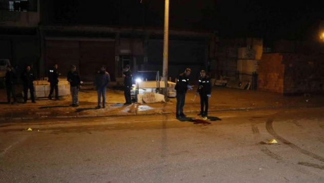 Yolda yürürken silahlı saldırıya uğradılar: Aynı aileden 4 kişi yaralandı