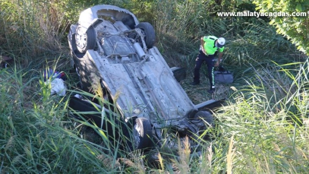 Yoldan çıkan araç şarampole uçtu: 2'si ağır 6 yaralı (2)