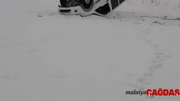 Yoldan çıkan aracın imdadına Çaldıran Belediyesi ekipleri yetişti