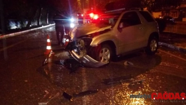 Yoldan çıkan cip ağaca çarptı: 5 yaralı