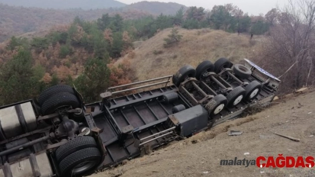 Yoldan çıkan tırın uçuruma yuvarlanmasını ağaçlar engelledi