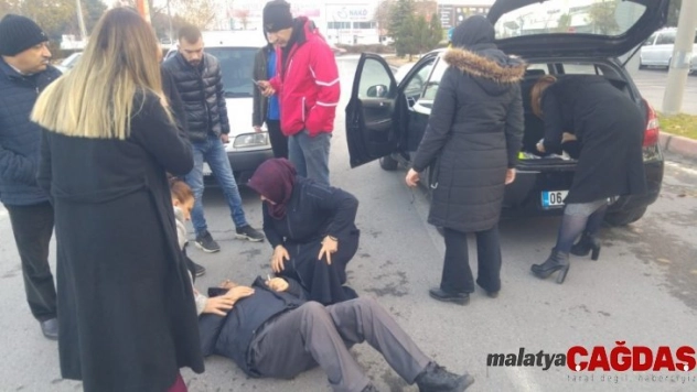 Yoldan geçmeye çalışan yayaya otomobil çarptı