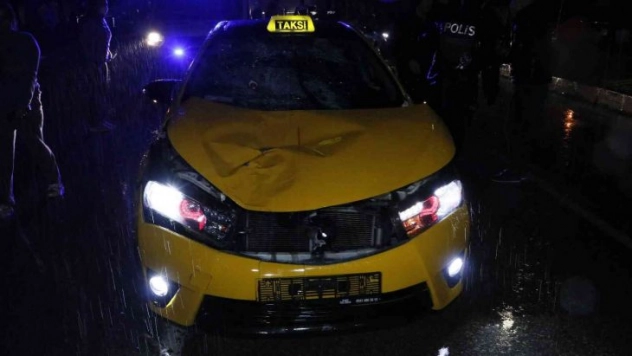 Yolun karşısına geçerken taksinin çarptığı kadın öldü