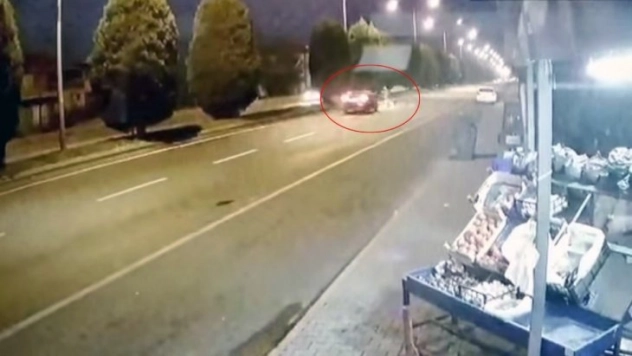 Yolun karşısına geçmek isterken otomobil çarptı, o anlar kameraya yansıdı