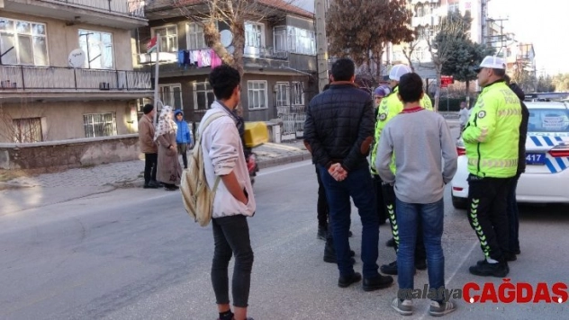 Yolun karşısına geçmek isteyen çocuklara otomobil çarptı: 2 yaralı