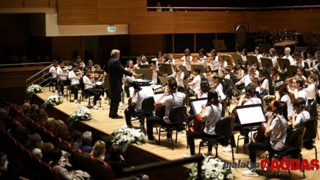 Yorglass Barış Çocuk Senfoni Orkestrası genç piyanist Can Çakmur'a eşlik etti