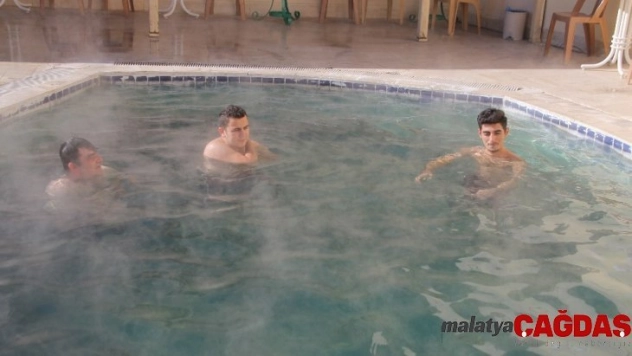 Yosun havuzuna şifa için eksi 5 derecede giriyorlar