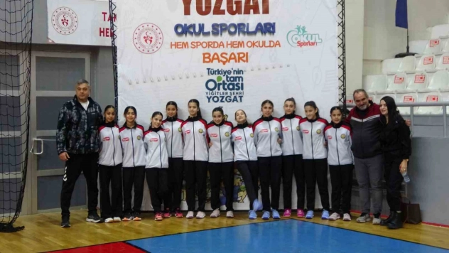 Yozgat'ta 15 ilden 224 sporcunun katılımıyla voleybol müsabakaları başladı