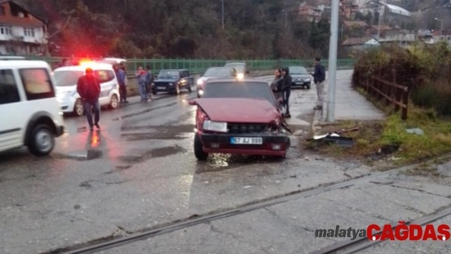 Yük treni çarptı, sürücünün burnu bile kanamadı